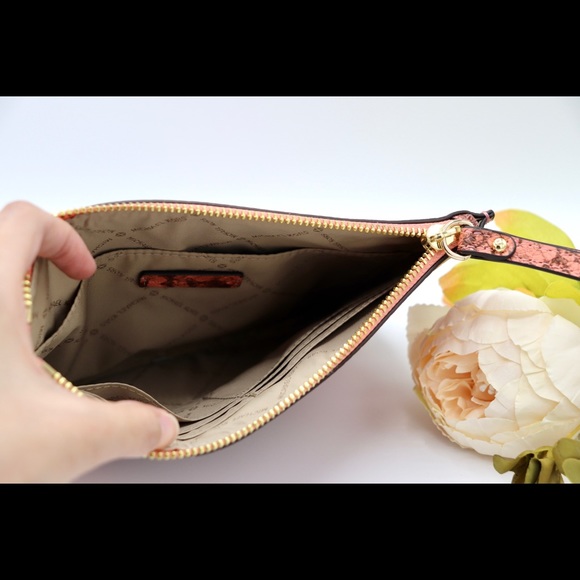 MICHAEL KORS JET SET TRAVEL ZIP CLUTCH WRISTLET - Picture 3 of 5